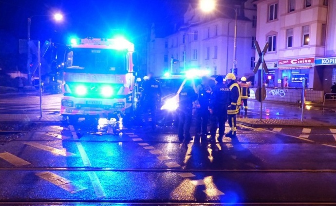 Unfall auf Einsatzfahrt – Streifenwagen kollidiert mit Feuerwehrfahrzeug