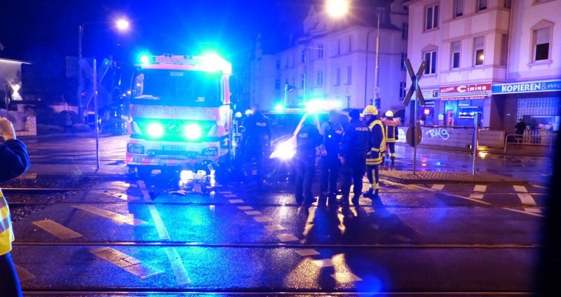 Unfall auf Einsatzfahrt – Streifenwagen kollidiert mit Feuerwehrfahrzeug