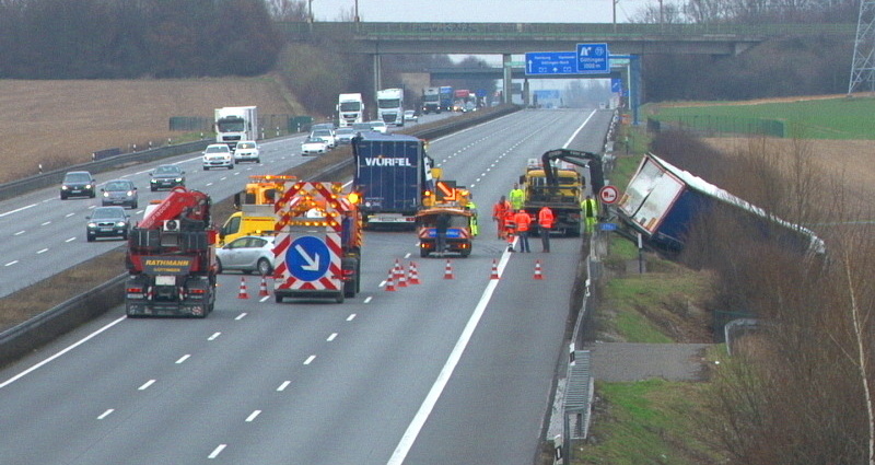 Niedersachsen: Schwerer LKW-Unfall auf der A7 bei Göttingen