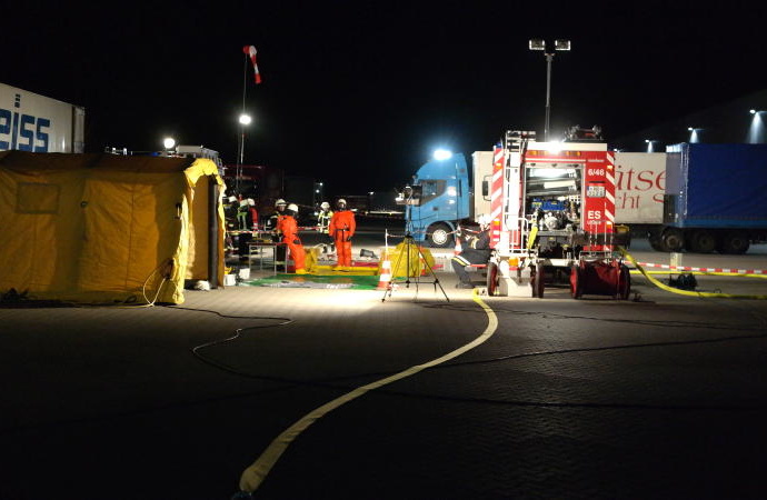 Zwei Verletzte bei Gefahrgutunfall auf Speditionsgelände