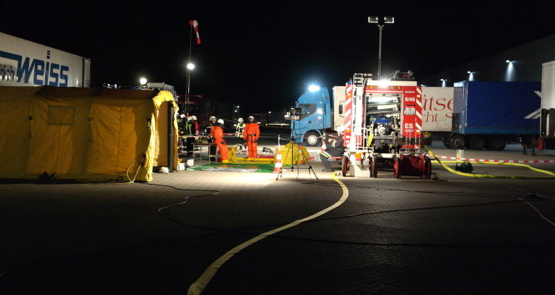 Zwei Verletzte bei Gefahrgutunfall auf Speditionsgelände