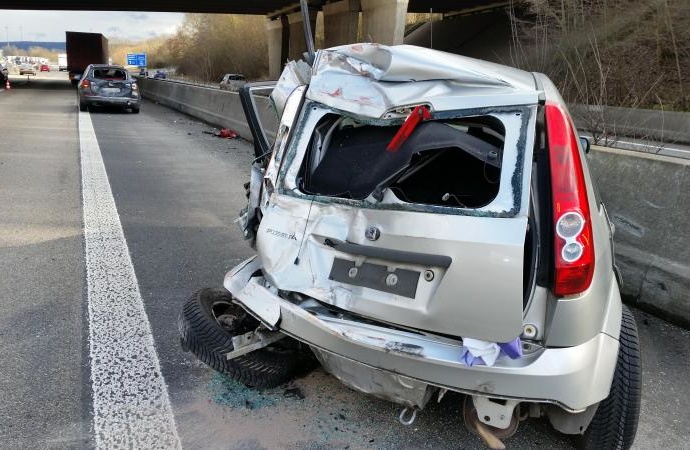 A44: LKW übersah wohl Stauende