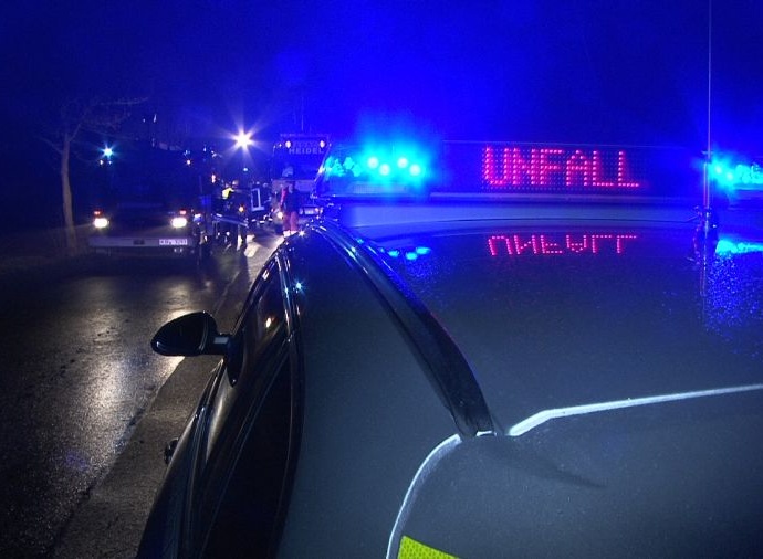 Tödlicher Unfall mit Sportwagen auf der B3 – Beifahrer kommt ums Leben
