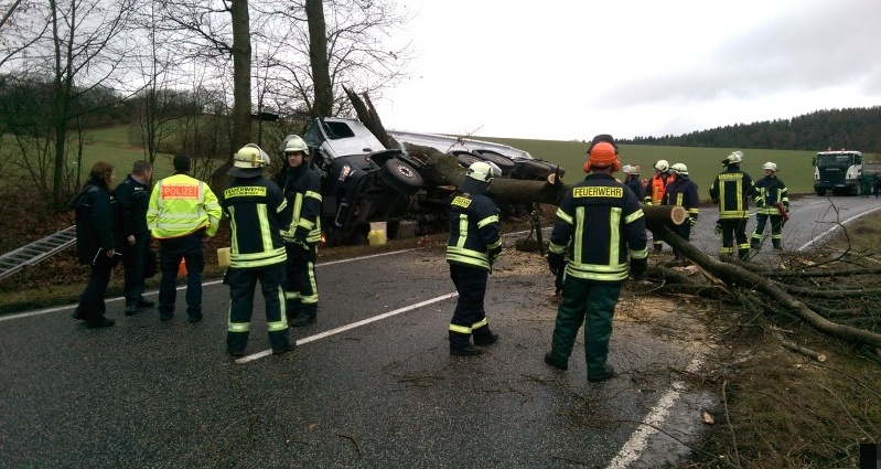 Schwerer Unfall – Muldenkipper kippt um