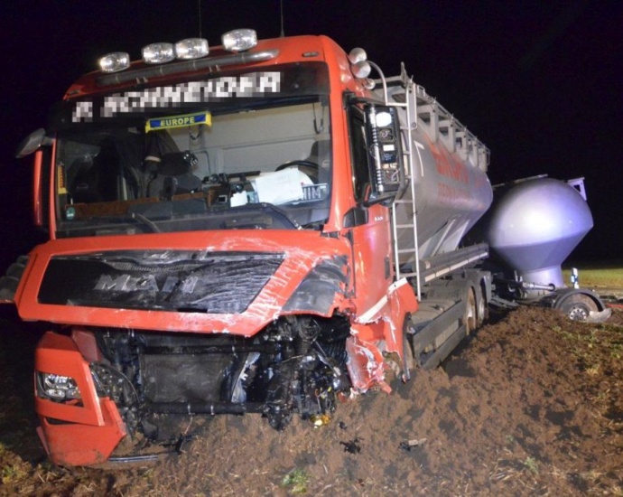 Frontalzusammenstoß mit LKW und PKW – Fahrer stirbt