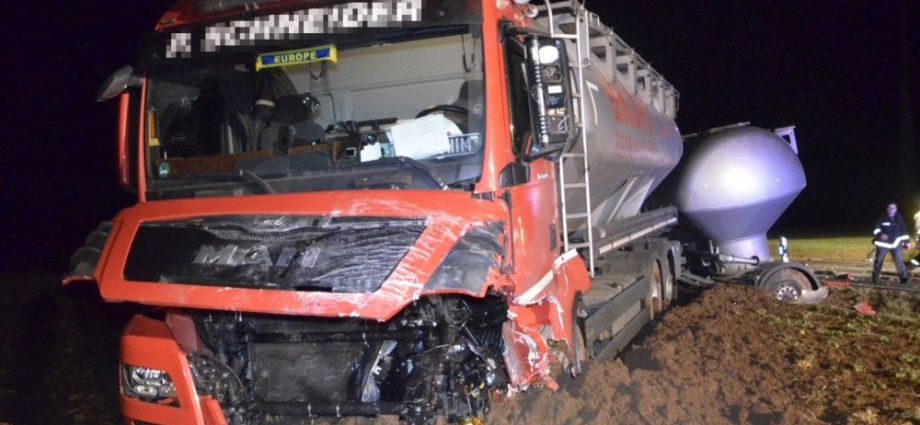 Frontalzusammenstoß mit LKW und PKW – Fahrer stirbt