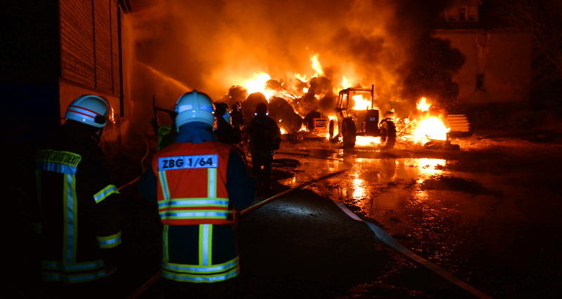 450 Tiere – Feuerwehr schützt Stall vor Flammen