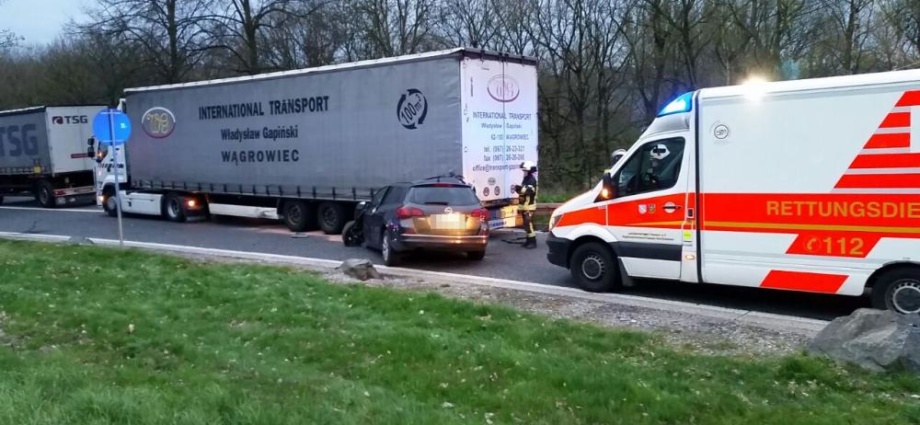 Mit zwei Promille in Parkplatz gerast