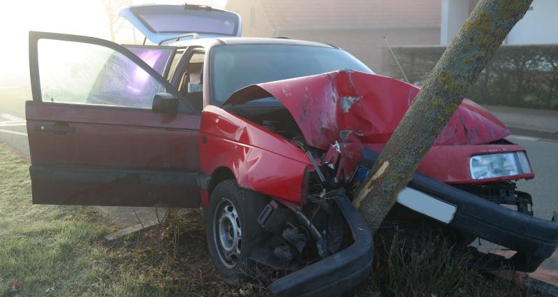 Altenstädt: Alleinunfall am Ortseingang