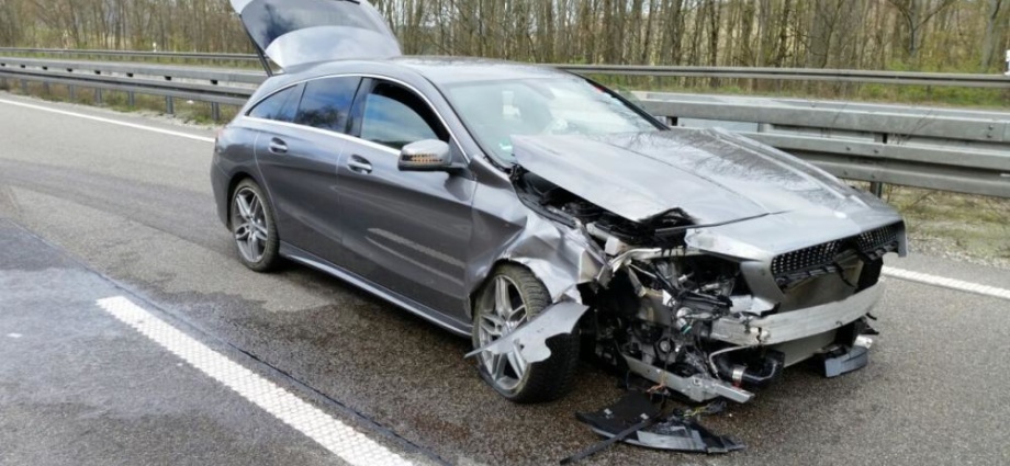 Schwerer Unfall mit hohem Sachschaden auf A44