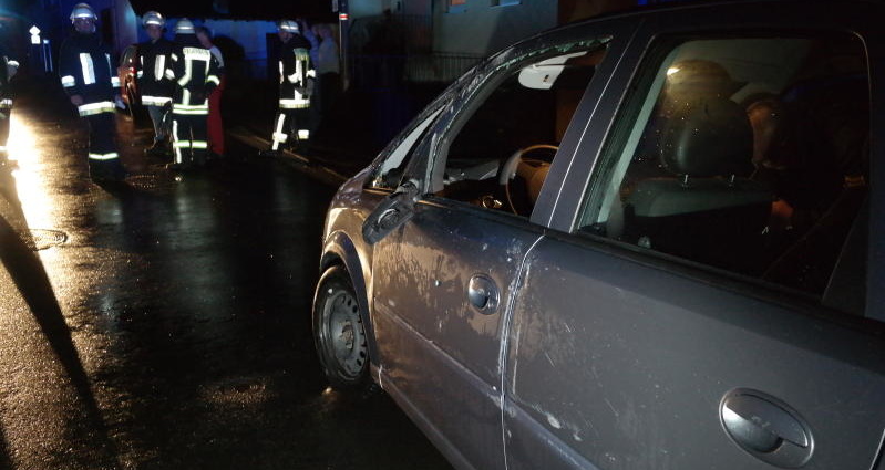 ESW: Alkoholisierter Fahrer prallt in einem geparkten PKW