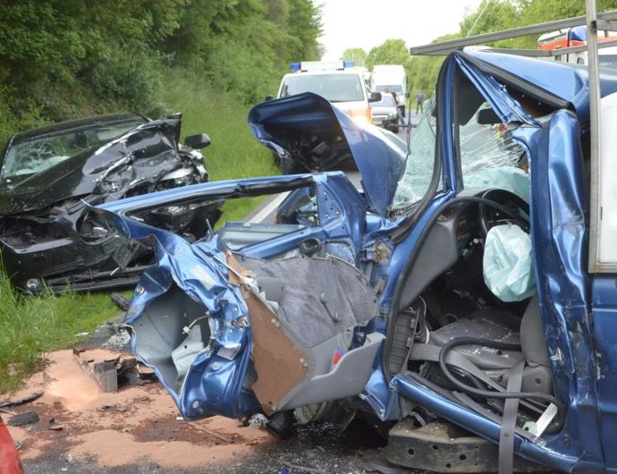 Schwerer Unfall auf B3 – 21-Jähriger lebensbedrohlich verletzt