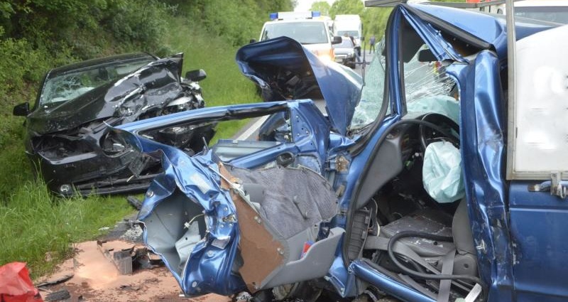 Schwerer Unfall auf B3 – 21-Jähriger lebensbedrohlich verletzt