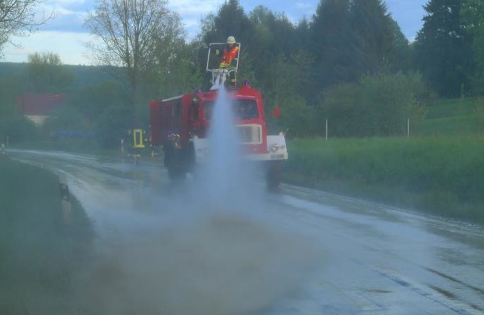 Unwetter: Schlammlawine über Kreisstraße