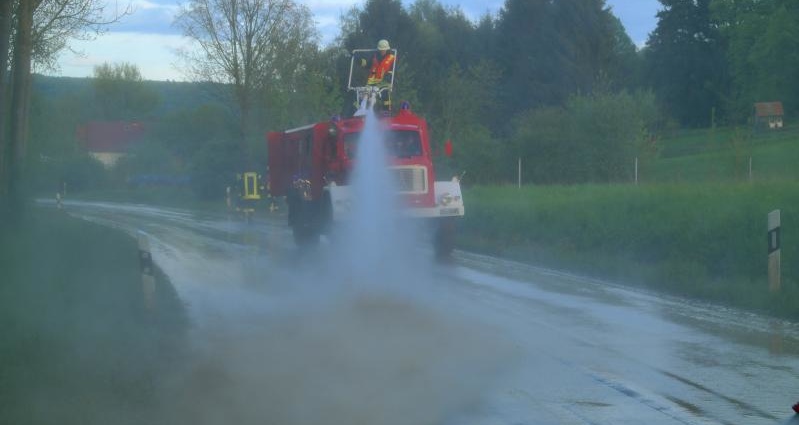 Unwetter: Schlammlawine über Kreisstraße
