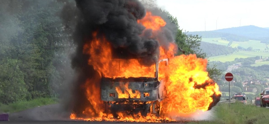 25 Tonnen Papierrollen – LKW brannte am Kirchheimer Dreieck