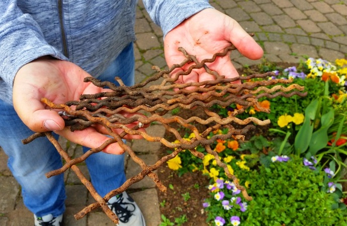 Waldkappel: Eisenstangen im Blumenbeet sollten Hunde fernhalten