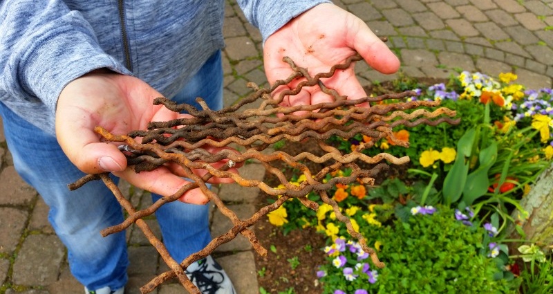 Waldkappel: Eisenstangen im Blumenbeet sollten Hunde fernhalten