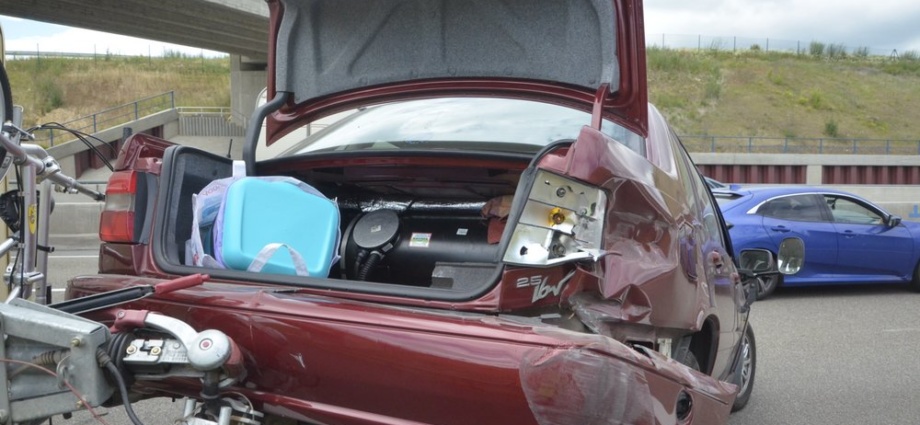 Starke Windboe führt zu Unfall mit Gespann auf der A7