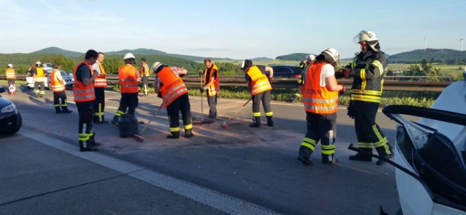 Schwerer Unfall Auf A44 – Staumuffel lässt sich abholen