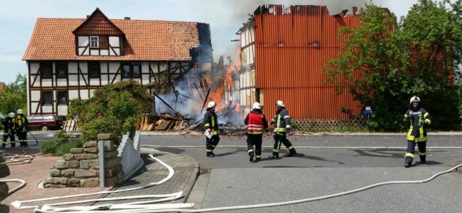 Großbrand bei Bad Emstal – 200 Einsatzkräfte vor Ort