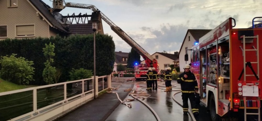 Dachstuhlbrand nach Blitzeinschlag in Hofgeismar