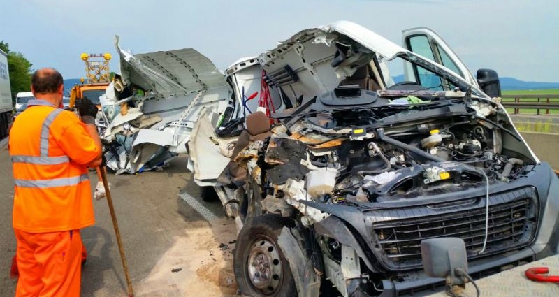 A44: Ersthelfer retten schwerverletzten Fahrer aus zerstörtem Fahrzeug