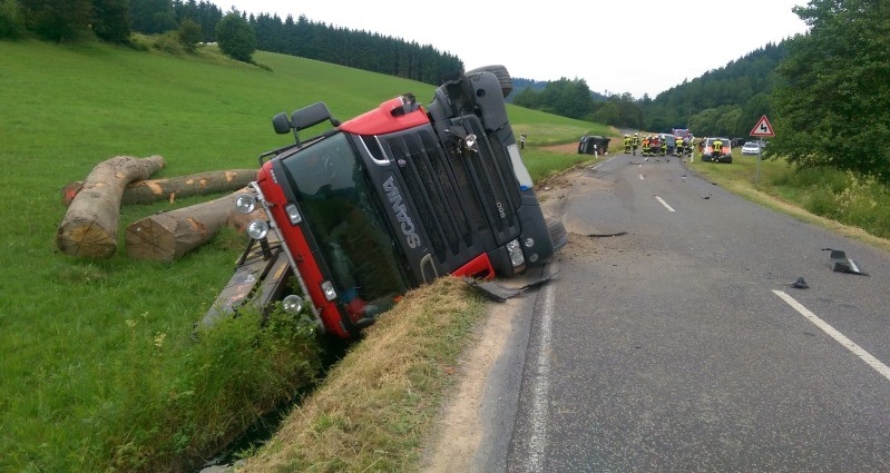 Ludwigsau: Holz-LKW kippt nach Unfall um