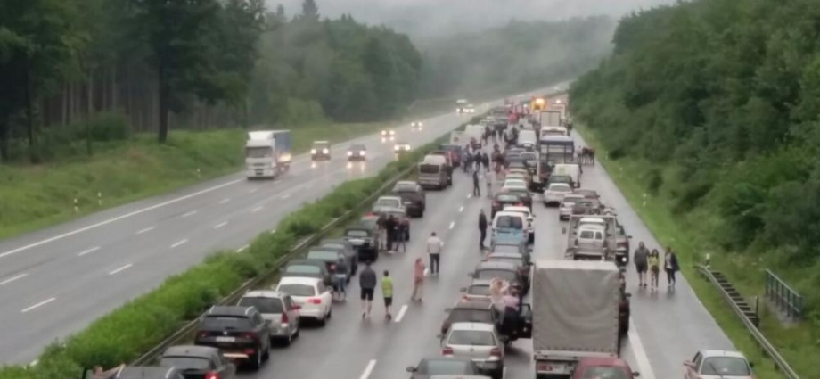Schwerer LKW Unfall auf der A7 – LKW liegt quer