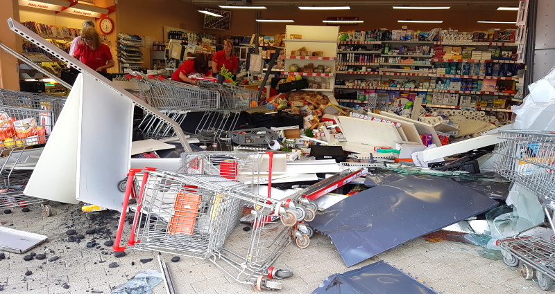 KS:  Auto rast in Supermarkt – Fahrer alkoholisiert – Drei Verletzte Kunden