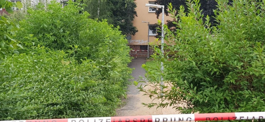 Zwei Tote und eine schwerst Verletzte in Mehrfamilienhaus gefunden