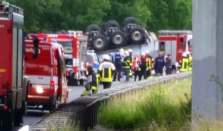 MR: Reifen geplatzt? – LKW überschlägt sich bei Marburg