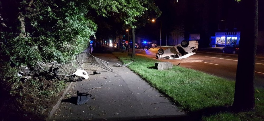 Kurioser Unfall in Kassel – Fahrzeug total zerstört