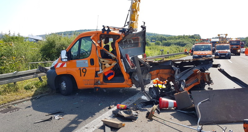 LKW rast in Absperrfahrzeug auf A7 bei Malsfeld