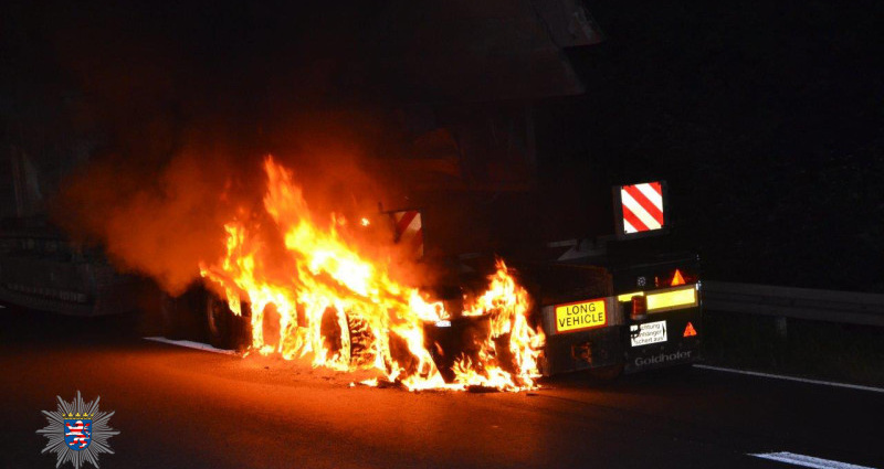 Schwertransport brannte auf A67 – Schwierige Bergung