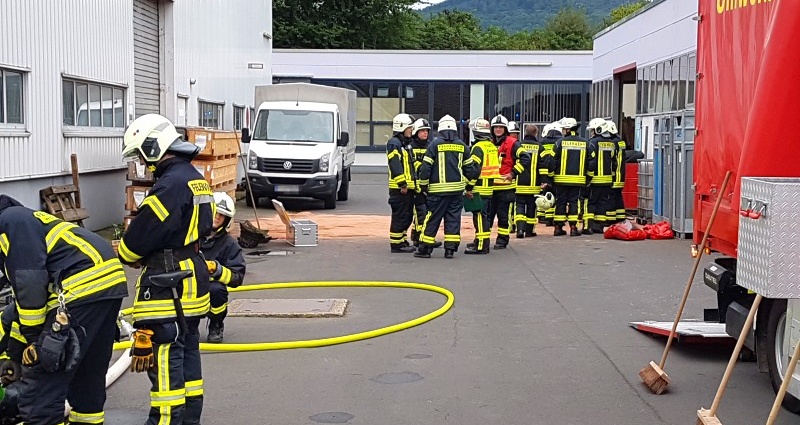 Gabelstapler beschädigt 1000 Liter Behälter in Zierenberg – Gefahrguteinsatz