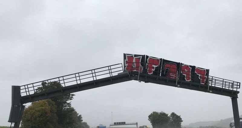 A5: LKW bleibt an Schilderbrücke hängen – Einsturzgefahr