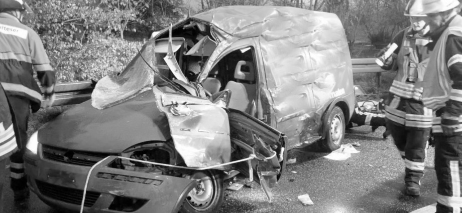B3 – PKW-Fahrer stirbt bei Zusammenprall mit LKW