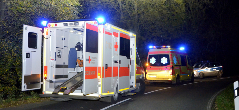 Motorradfahrer stürzt Böschung hinab