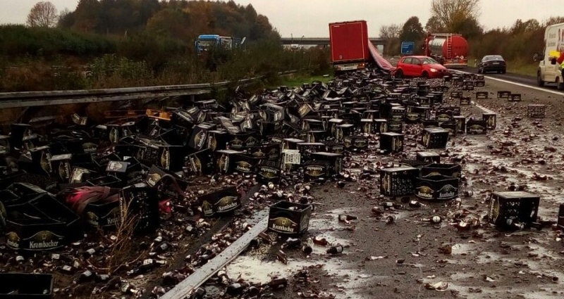 Mittelhessen: 1.500 Bier-Kisten nach Unfall auf Autobahn verteilt