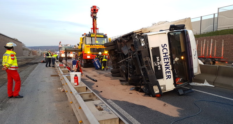 A7: Vorderachse reißt bei LKW-Unfall ab – Fahrer unverletzt