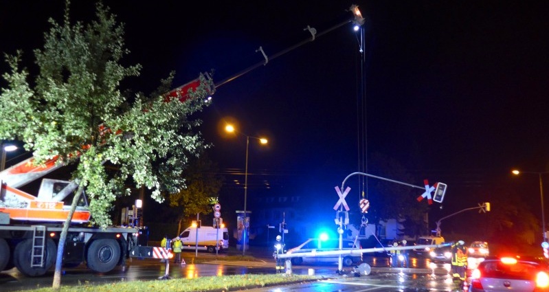 KS: Ampelmast drohte nach Unfall abzuknicken – Kranwagen im Einsatz