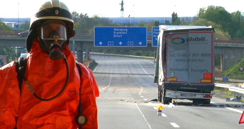 A7: Stundenlange Vollsperrung nach Gefahrgutunfall bei Kassel