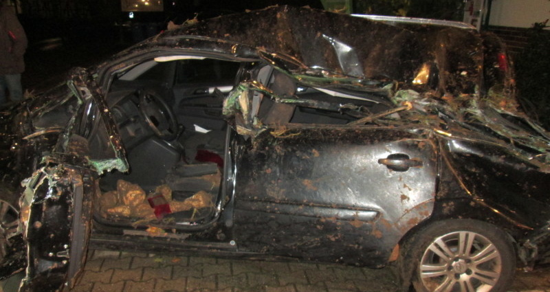 Rübenanhänger stürzt auf geparkten Pkw