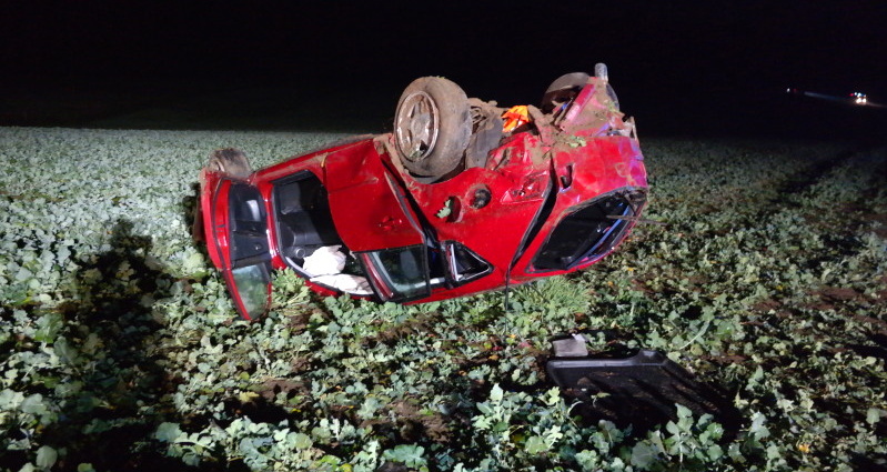 Breuna: Ersthelfer ziehen schwer verletzten Fahrer aus PKW