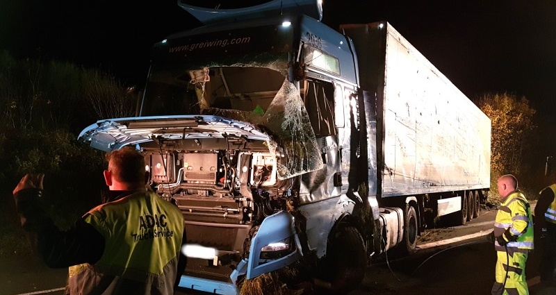 A7: Feuerwehr befreit Fahrer aus LKW