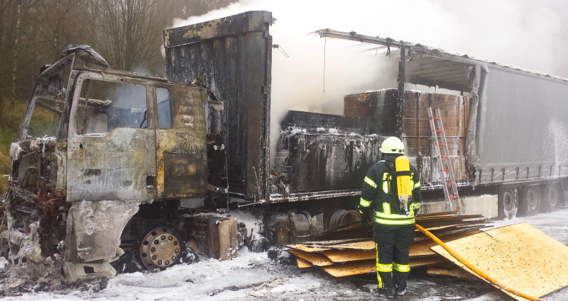 LKW mit 22 Tonnen Sperrholz brannte auf A7