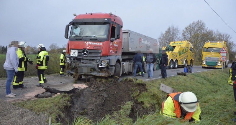 LKW-Unfall: 27 Tonnen Kies verteilen sich auf Fahrbahn