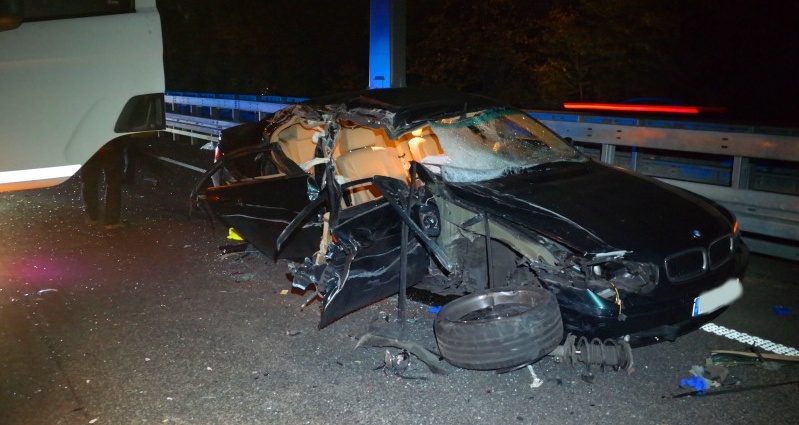 Kassel: PKW rast in LKW – Sechs Verletzte, darunter vier Kinder