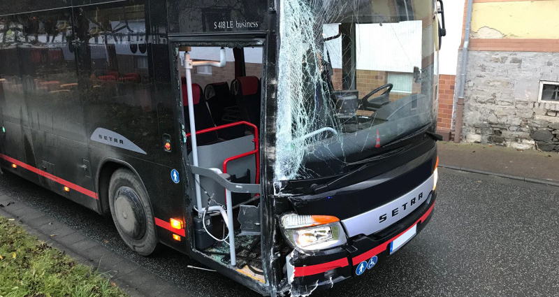 Marburg: Bus prallt gegen Laterne und Hauswand